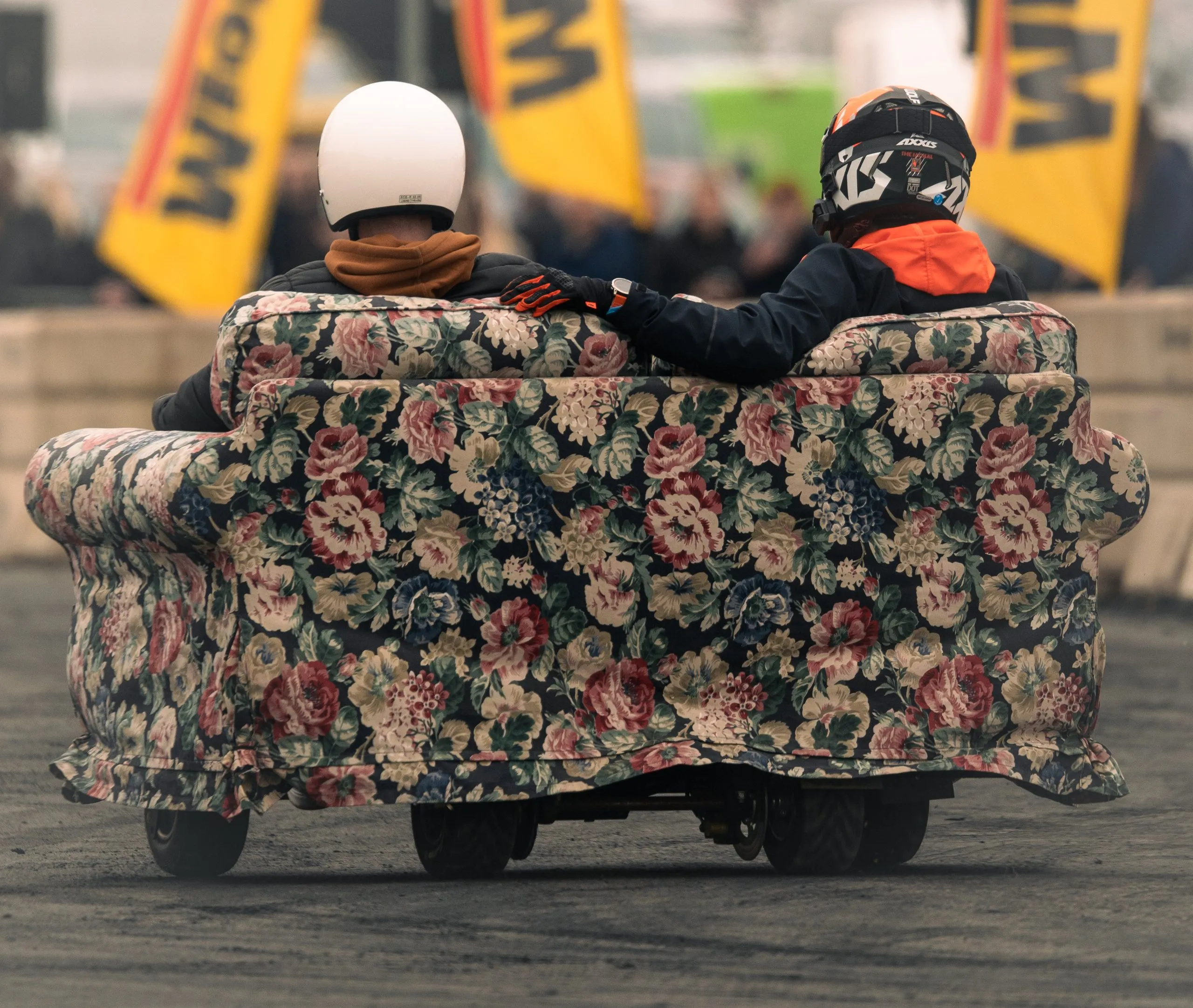 Motorised flowery sofa with two drivers